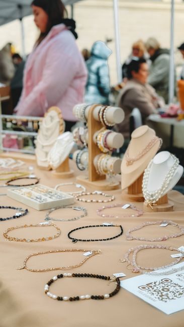 Игрок в защитной маске целится из маркера на фоне леса